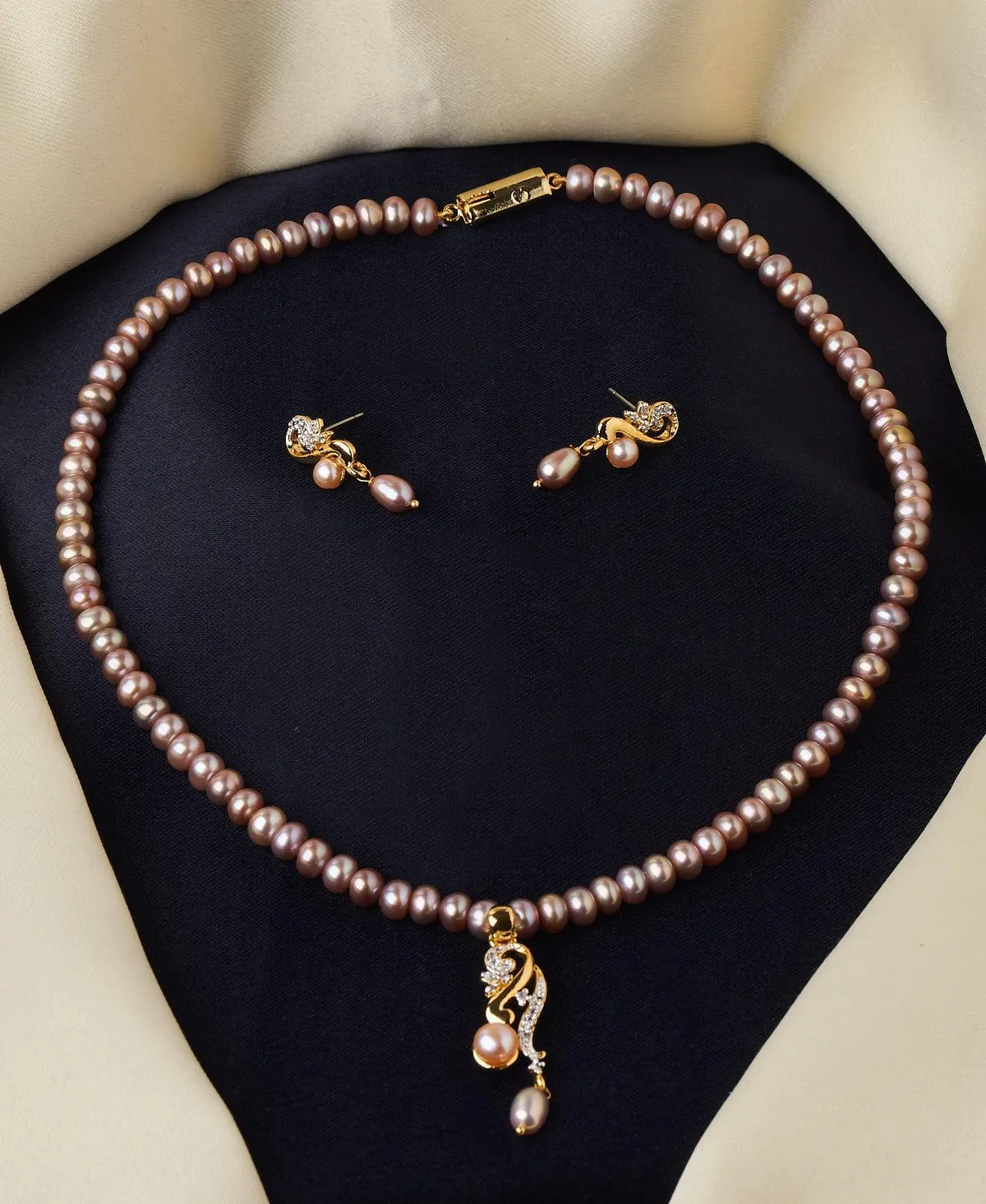 Beautiful Pearl Necklace Set