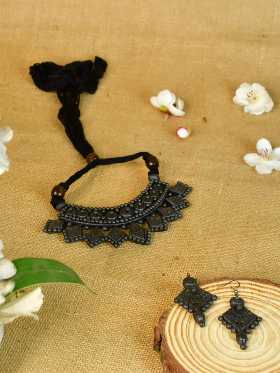 Sowpeace Handcrafted Terracotta Choker: Black with Kite Patterns